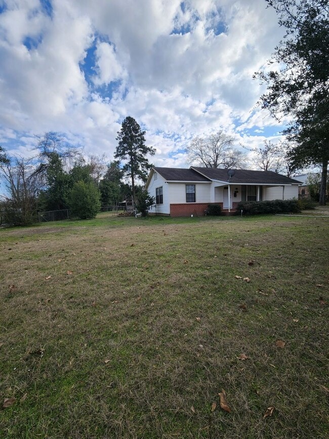Building Photo - 1827 S Fredonia St