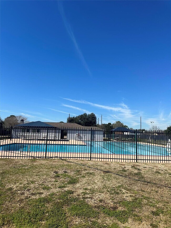 Building Photo - 2318 Aprilmont Dr