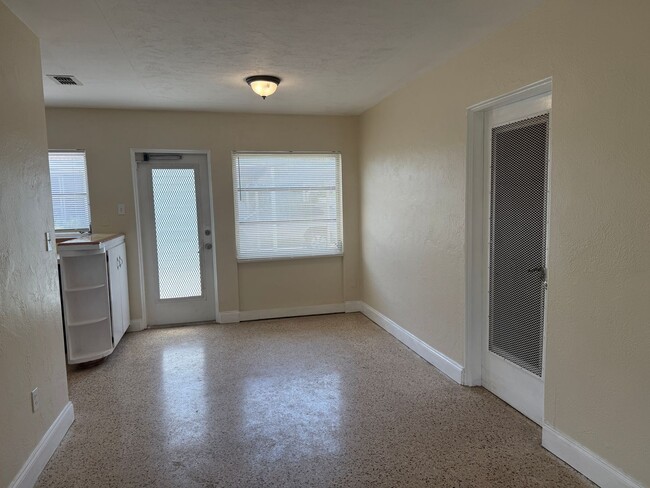 Building Photo - Tyrone single family home 2/1