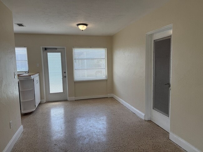 Building Photo - Tyrone single family home 2/1