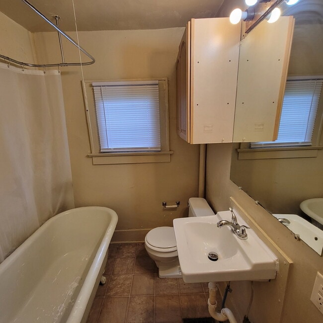 Building Photo - 2 Bedroom Duplex