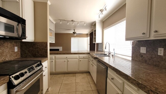 Building Photo - Spacious Home In A Great Location