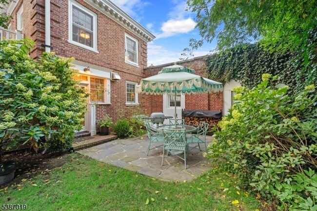 Building Photo - 655 Lake St