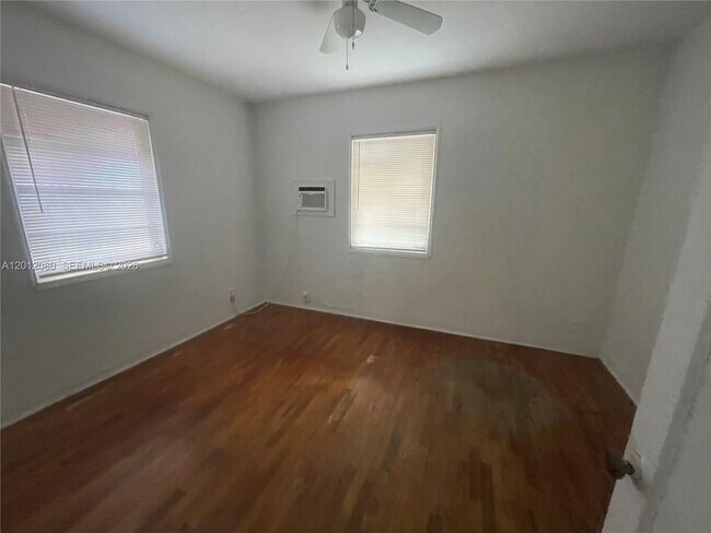 Building Photo - 1644 Plunkett St