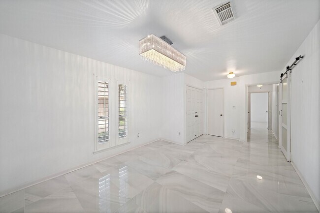 Building Photo - 2615 Yorktown Ln