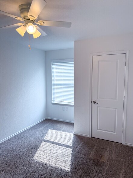 Building Photo - 1427 Laima Curv