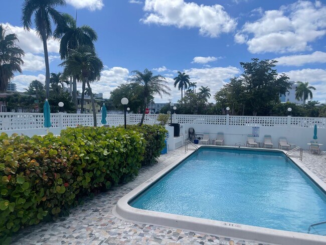 Building Photo - Updated 1 Bedroom 1 Bath Condo - Steps from Fort Lauderdale Beach!