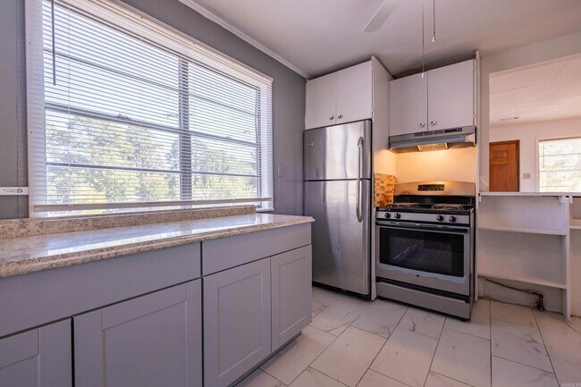 Building Photo - 917 N East St