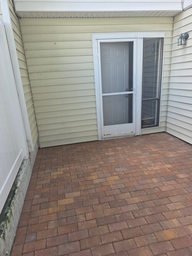 Building Photo - 631 Northlake Blvd