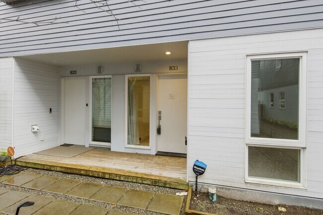 Building Photo - Modern 3BR Townhome with Rooftop Deck Near Downtown Seattle