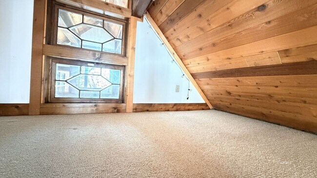 Building Photo - Large 3 Bedroom, 3 Bath Rental with Garage and Bonus Room