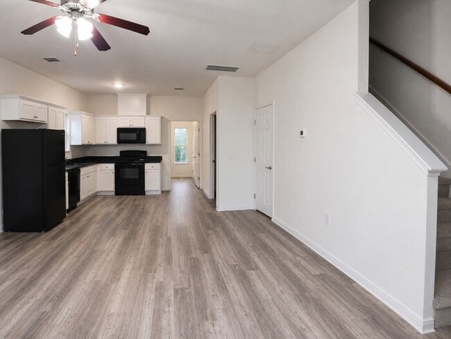 Building Photo - 4/2/2-AVAILABLE OCTOBER