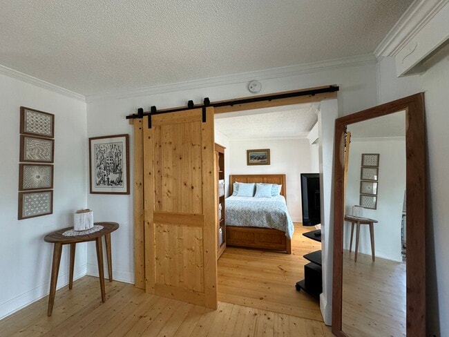 Building Photo - 2109 Pine Tree Dr