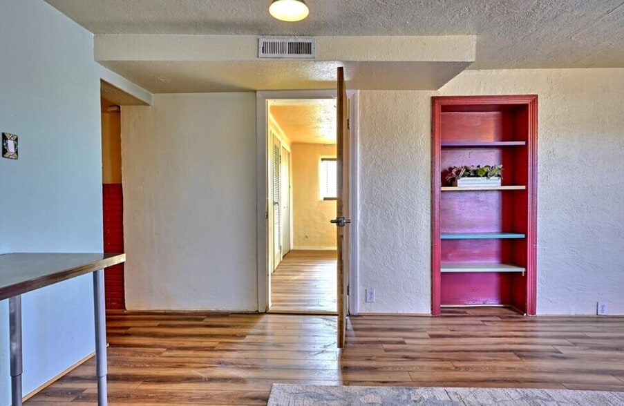 Building Photo - 1508 Edith Blvd NE