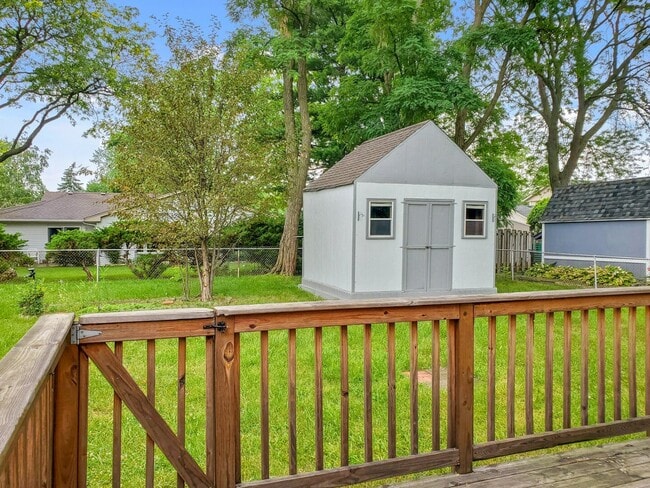 Building Photo - 720 Country Ln S