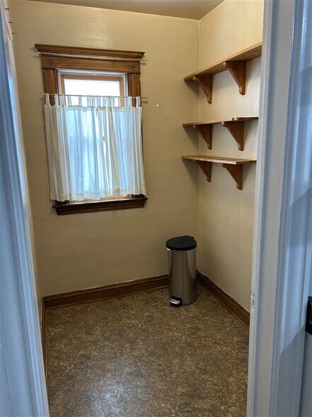Pantry with plenty of storage space - 3113 14th Ave S
