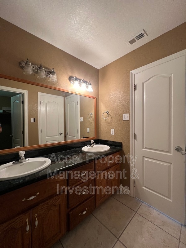 Building Photo - 3013 Constellation Dr