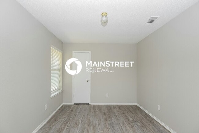 Building Photo - 4 Bedroom Pet-Friendly Home in Arlington, TX with Main Street Renewal