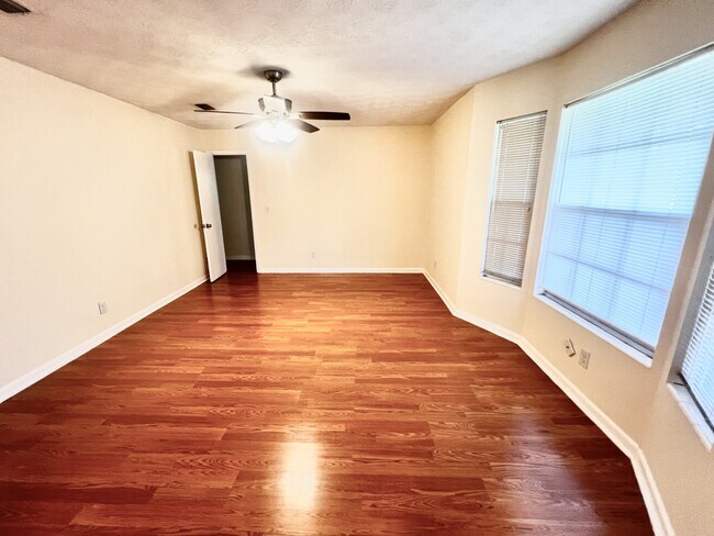 Building Photo - 5391 Golf Course Dr