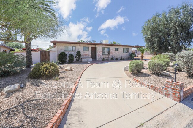 Primary Photo - 7022 E 3rd St