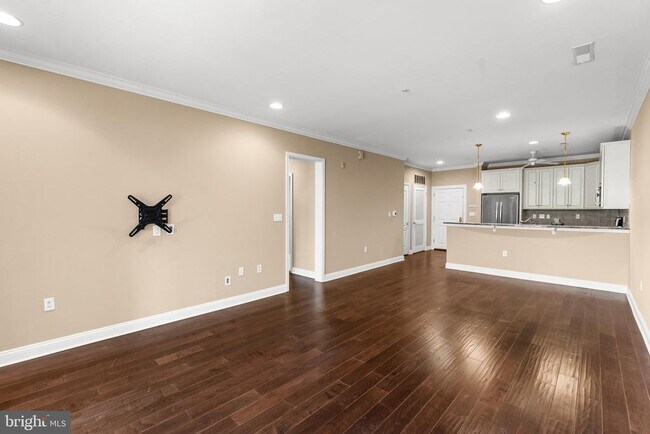 Building Photo - 2022 Crescent Wy