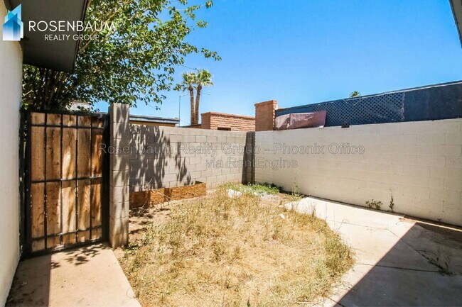 Building Photo - 654 S Mesa Dr