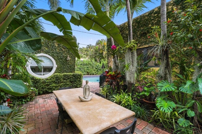 Building Photo - 605 Sunset Rd