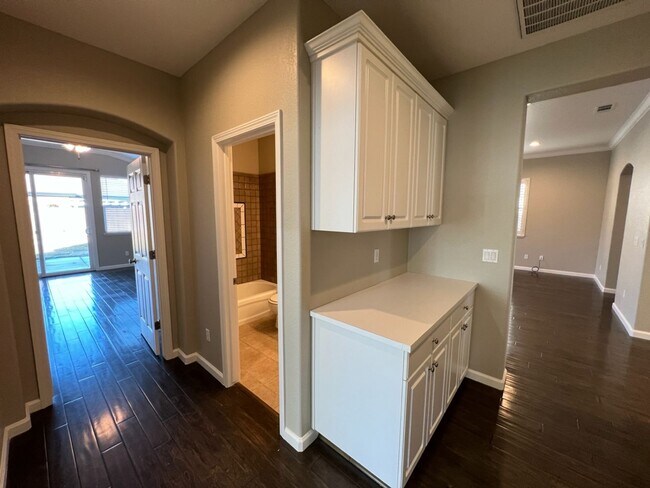Building Photo - Well-appointed single-story home located walking distance to Manteca's Woodward Park!