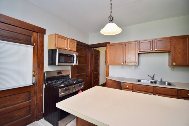 Building Photo - 23 E Parkwood Dr