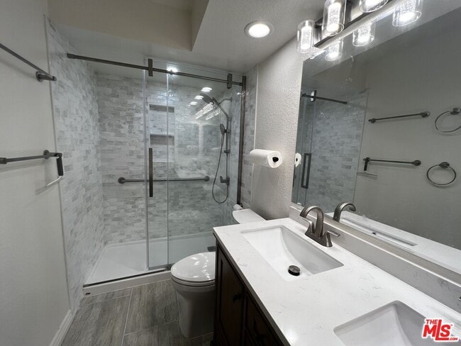 Building Photo - 7825 Seaglen Dr