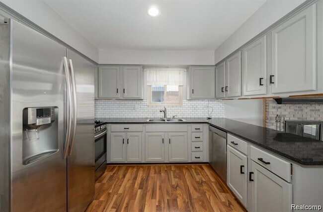 Building Photo - 41415 Harvard Dr
