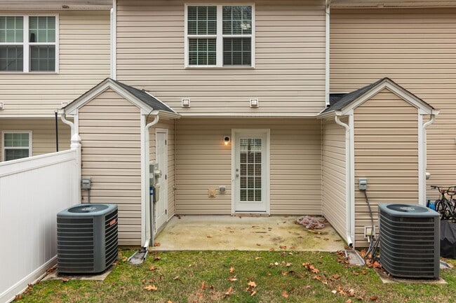 Building Photo - Updated 2BR/2.5BA Townhome