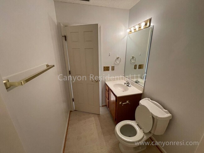 Building Photo - 204 Creeksedge Ct