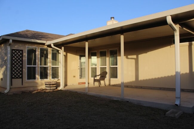 Building Photo - 4 BEDROOM, EASY COMMUTE