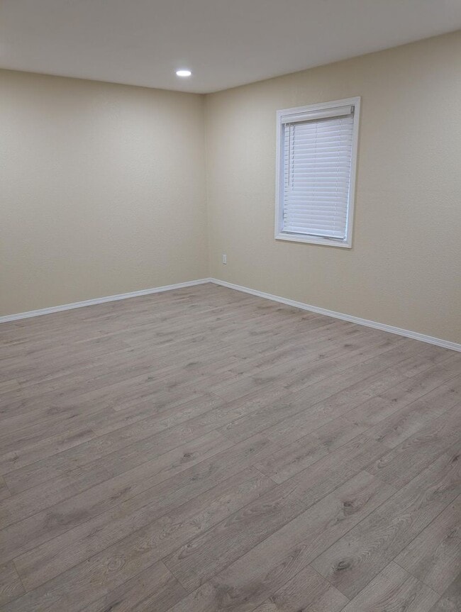 Building Photo - 2 Bedroom 1 Bath- Home