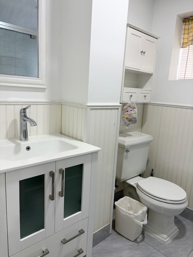 Building Photo - 107 Ebony St