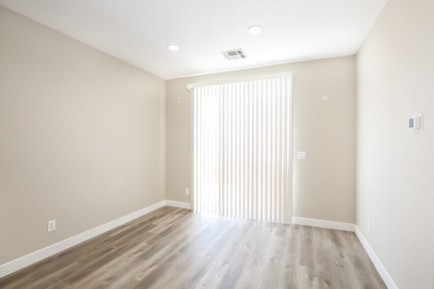 Building Photo - 4477 Oberlander Ave
