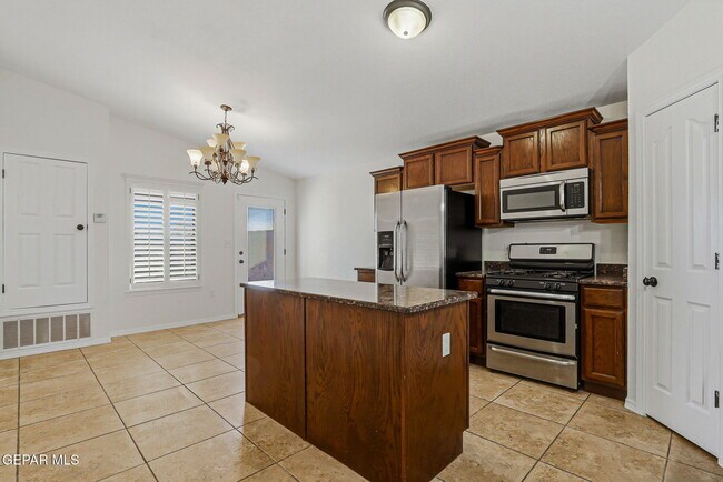 Building Photo - 14350 S Cave Ave