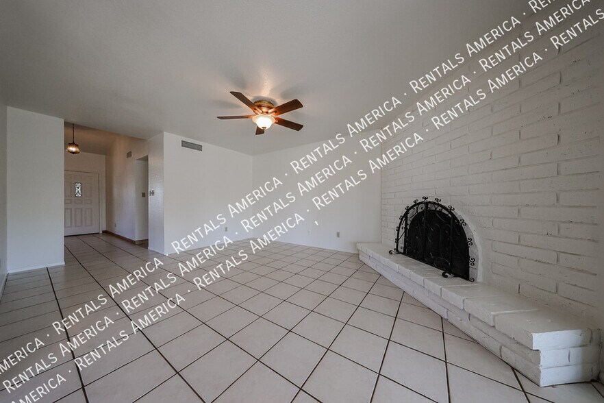 Building Photo - 710 W Alamo Dr