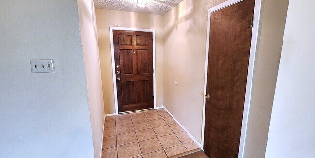 Building Photo - Beautifully updated 3/2/2 in the Meadows -Modern Updates & Flexible Living Space!