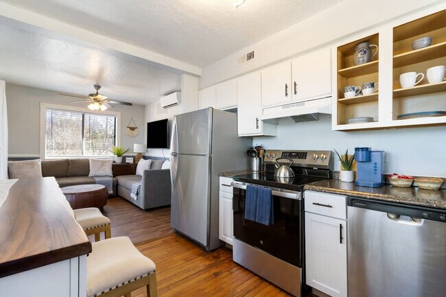 Building Photo - 9714 11th Bay St