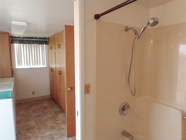 Building Photo - 2 Bedroom Orland Home