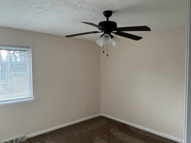 Building Photo - 405 W Collinsville Rd