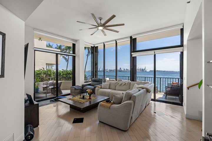 Building Photo - 520 Brickell Key Dr