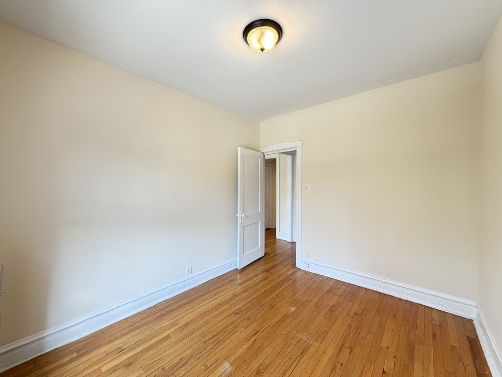 Building Photo - 934 W Cornelia Ave