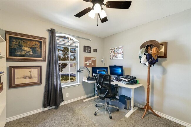 Building Photo - 802 Lantana Dr