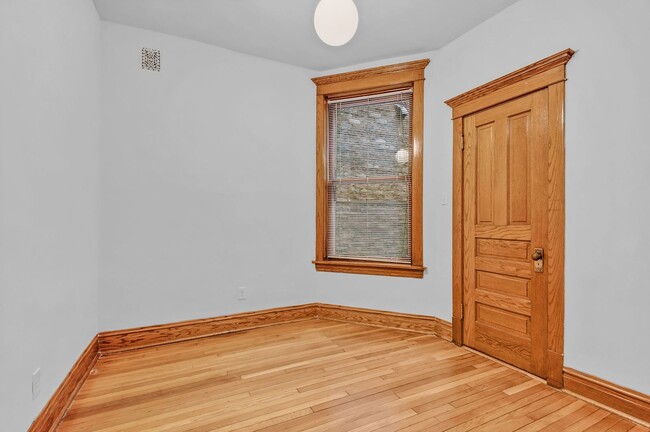 Building Photo - 1415 W Belle Plaine Ave