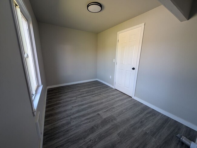 Building Photo - Remodeled 2 Bedroom Home – Water & Sewer Included