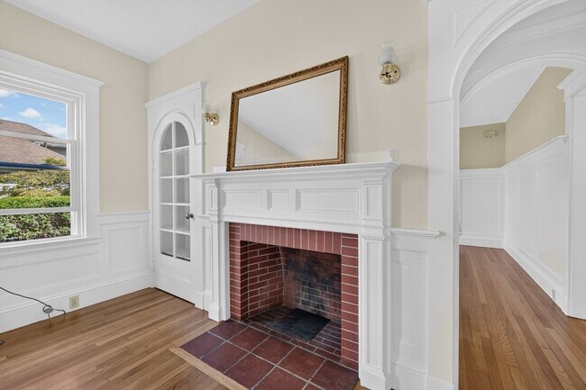 Building Photo - 370 Maple St