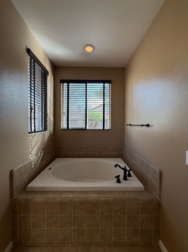 Building Photo - Centrally Located Single Story Home in Traditions